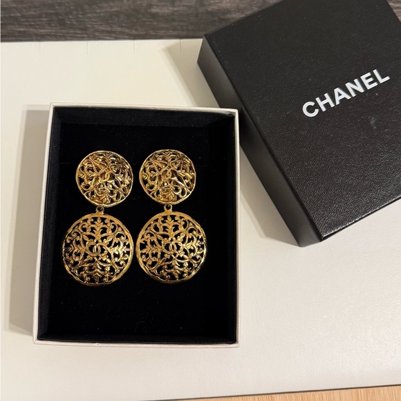 CHANEL Large Vintage Gold CC Circle Dangle Clip On Earrings - Picture 1 of 9